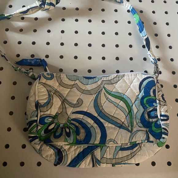 Vera Bradley Crossbody good condition preowned. Both straps have been re-sewn it - Picture 2 of 2